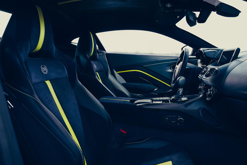 интерьер Aston Martin Vantage AMR