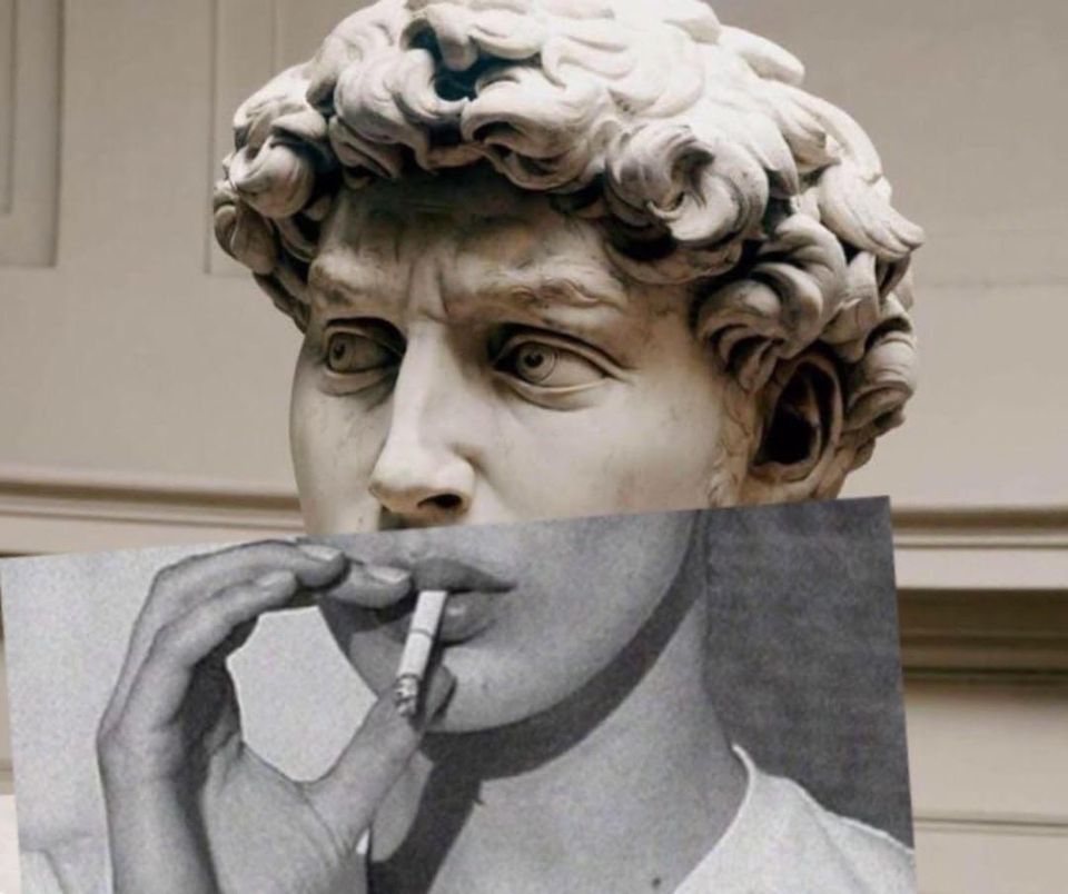 статуя курит