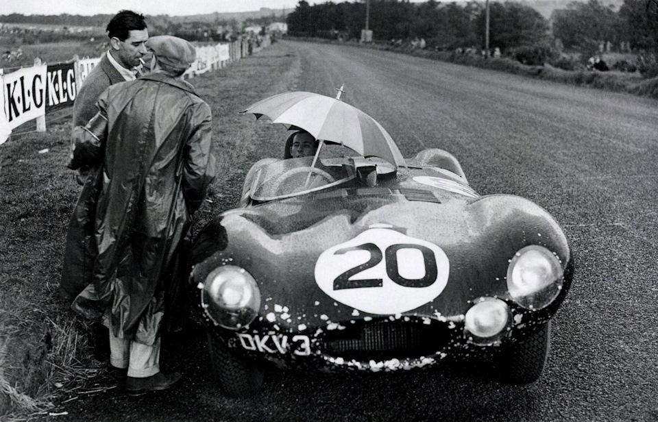 Стирлинг Мосс (за рулем Jaguar D-type) и его напарник Питер Уокер (курит рядом) на «Турист Трофи» ’54.