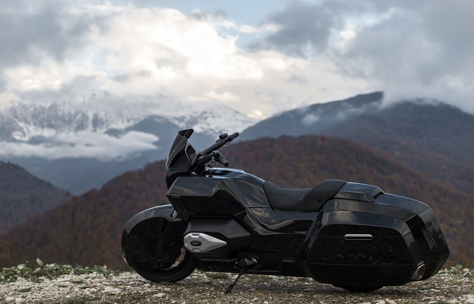 фотография мотоцикла на фоне гор