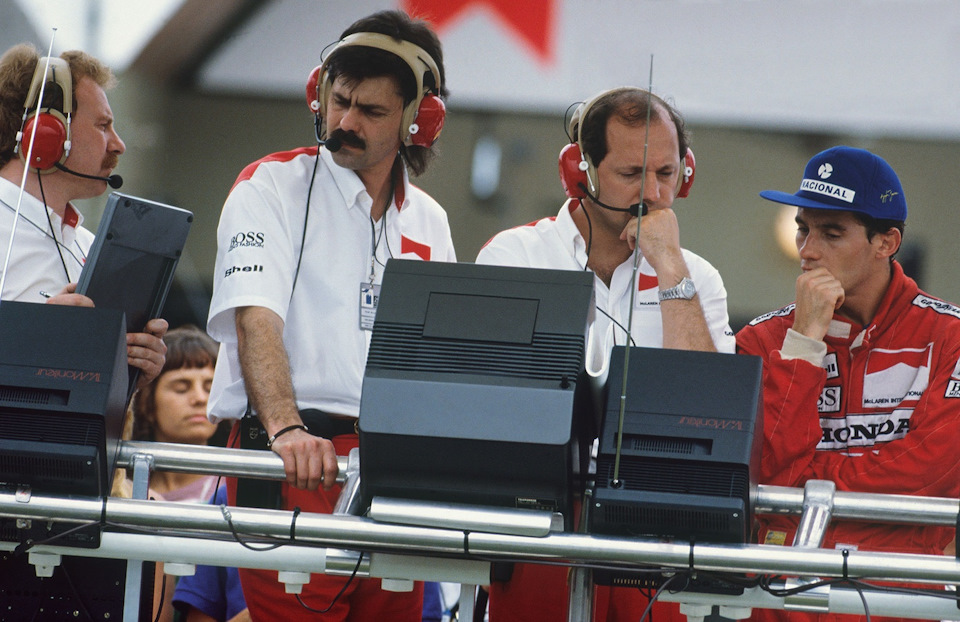 Гордон Марри, Рон Деннис и Айртон Сенна следят за выступлением Алена Проста на Гран При Бразилии ’88