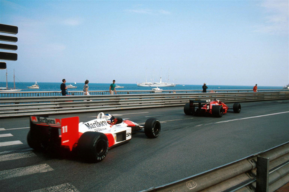 Ален Прост (#11, McLaren MP4/4 Honda) преследует Герхарда Бергера (#28, Ferrari F1-87/88C). Гран При Монако ’88