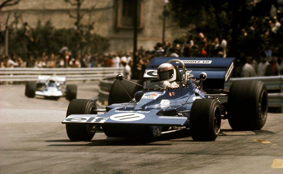 Джеки Стюарт ведет Tyrrell 003 Ford к первой победе