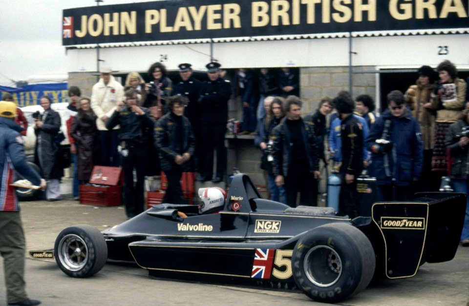 Марио Андретти за рулем Lotus 79 Ford во время гоночного дебюта машины на «Международном Трофее» в Сильверстоуне в марте 1978 года