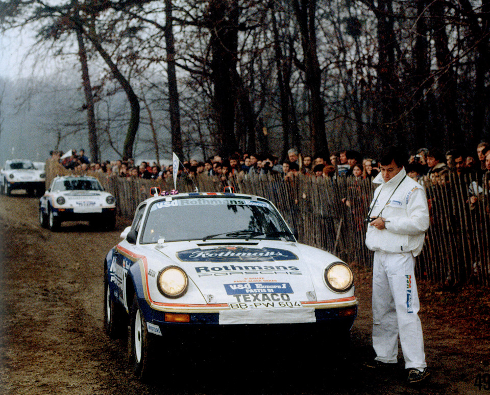 Porsche 911 Carrera 4×4 экипажей Жаки Икс/Клод Брассёр, Рене Метж/Доминик Лемойн, Роланд Кусмауль/Эрик Лернер на старте пролога ралли-марафона «Париж-Дакар» 1984 в столице Франции