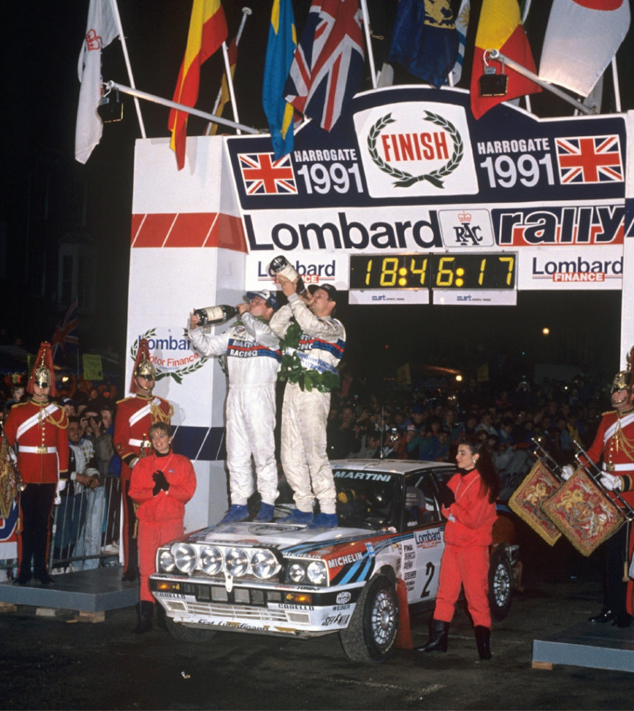 Юха Канккунен и Юха Пиронен на капоте Lancia Delta Integrale 16V празднуют победу в RAC-ралли и чемпионате ’91.