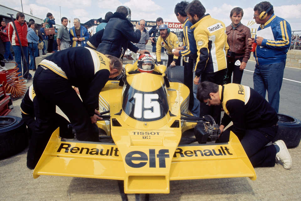 Жан-Пьер Жабуй за рулем Renault RS01 на Гран При Великобритании ’77.
