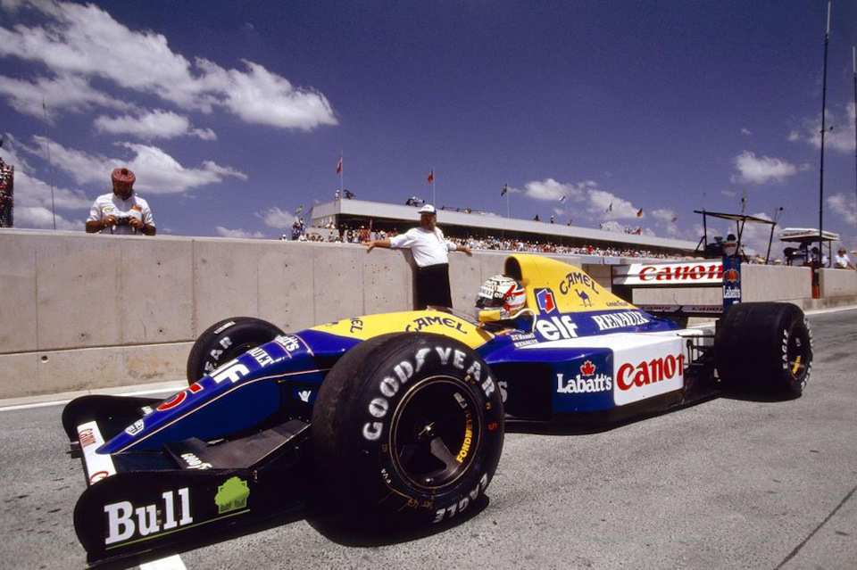Найджел Мэнселл выводит Williams FW14B Renault на трассу первого этапа сезона. Гран При Южной Африки ’92.