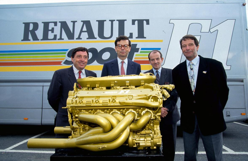 Президент Renault Патрик Фор, руководители Renault Sport Луи Швейцер и Кристиан Котцен и технический директор Renault Sport Бернар Дюдо с двигателем RS4, зачем-то выкрашенным в золотой цвет