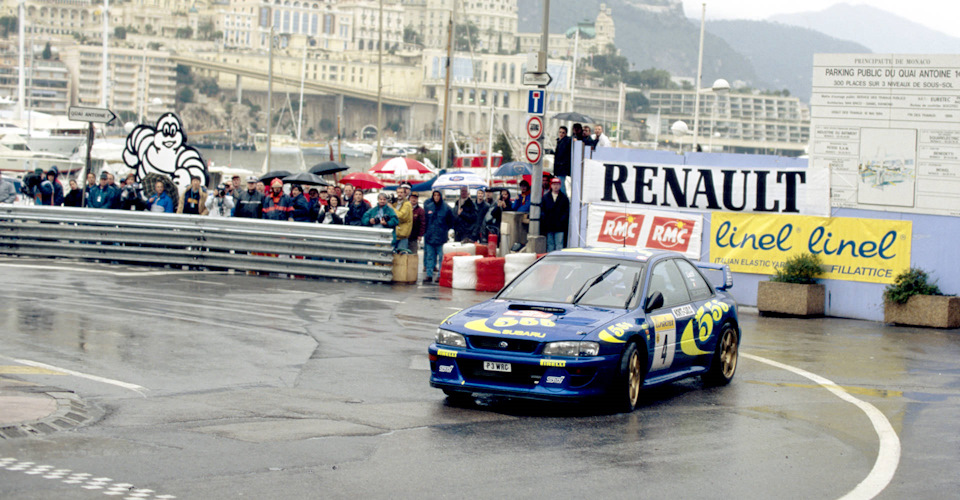 Пьеро Льятти и Фабриция Понс на Subaru Impreza WRC 97 на спецучастке, проложенном по улицам города во время «Ралли Монте-Карло» ’97.