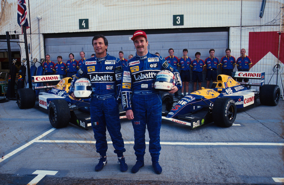 Триумфаторы сезона ’92: вице-чемпион Риккардо Патрезе и чемпион Найджел Мэнселл позируют на фоне своих болидов Williams FW14B Renault и бригад механиков.