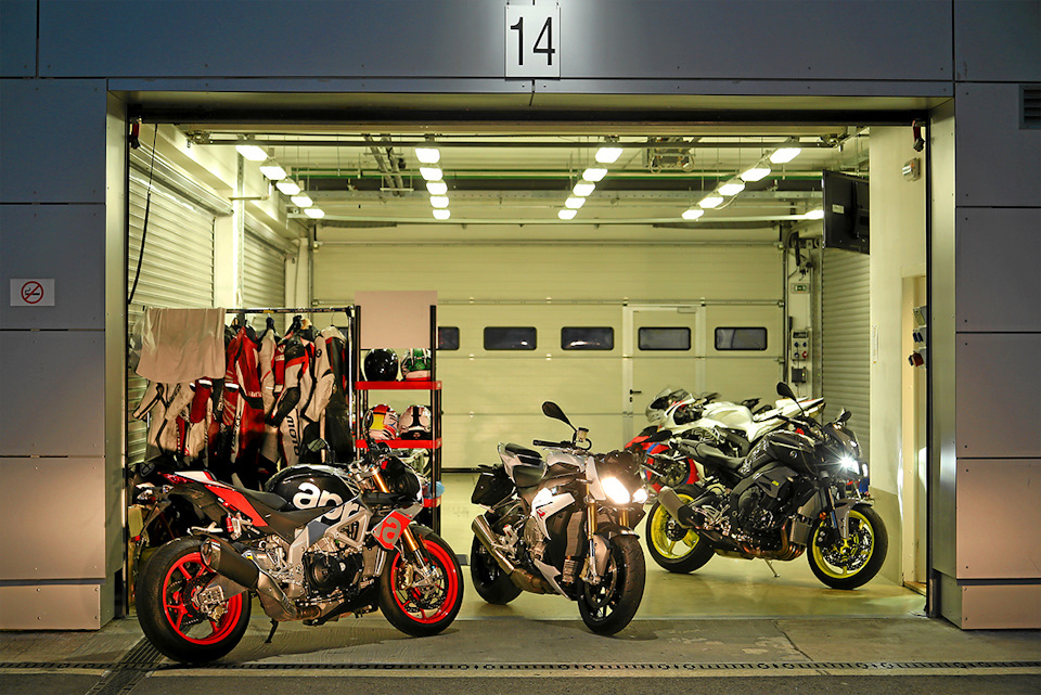 Aprilia Tuono V4 1100 Factory, Yamaha MT-10 и BMW S1000R в гараже