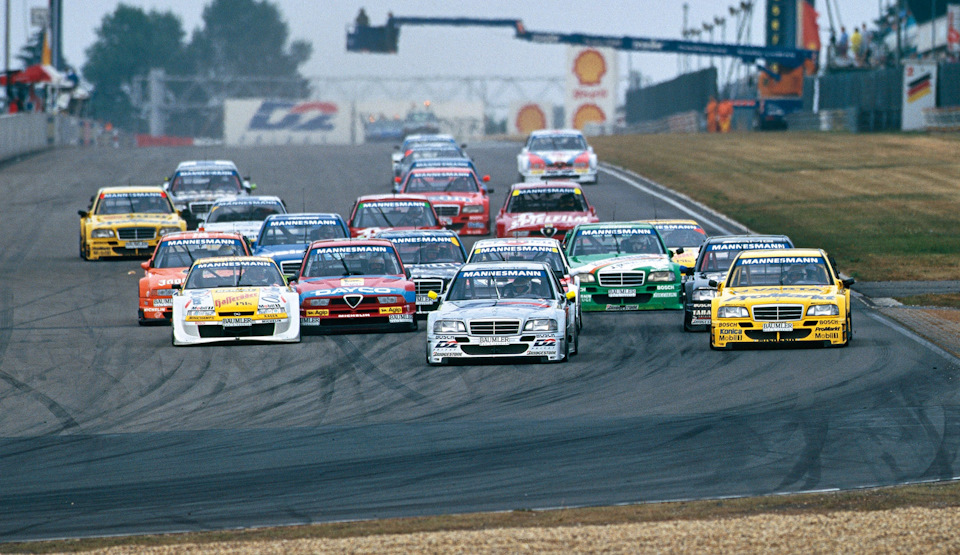 Старт гонки на Нюрбургриенге (кольцо Гран При, 1995 г.). Угнаться за Mercedes-Benz в том сезоне было непросто