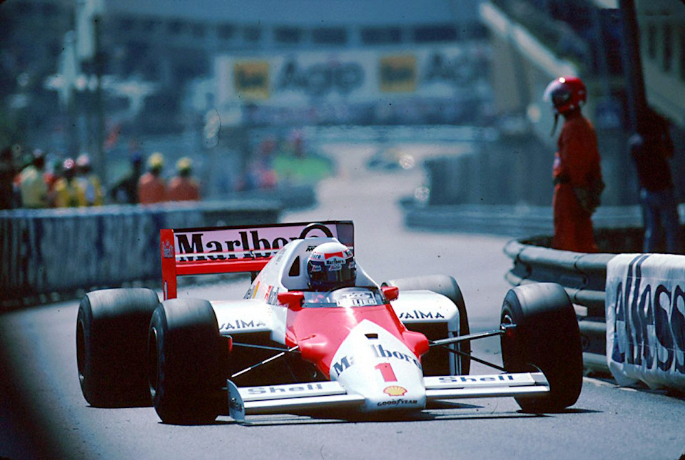 Ален Прост за рулем McLaren MP4/2C TAG-Porsche на пути к третьей подряд победе на улицах Монте-Карло. Гран При Монако ’86