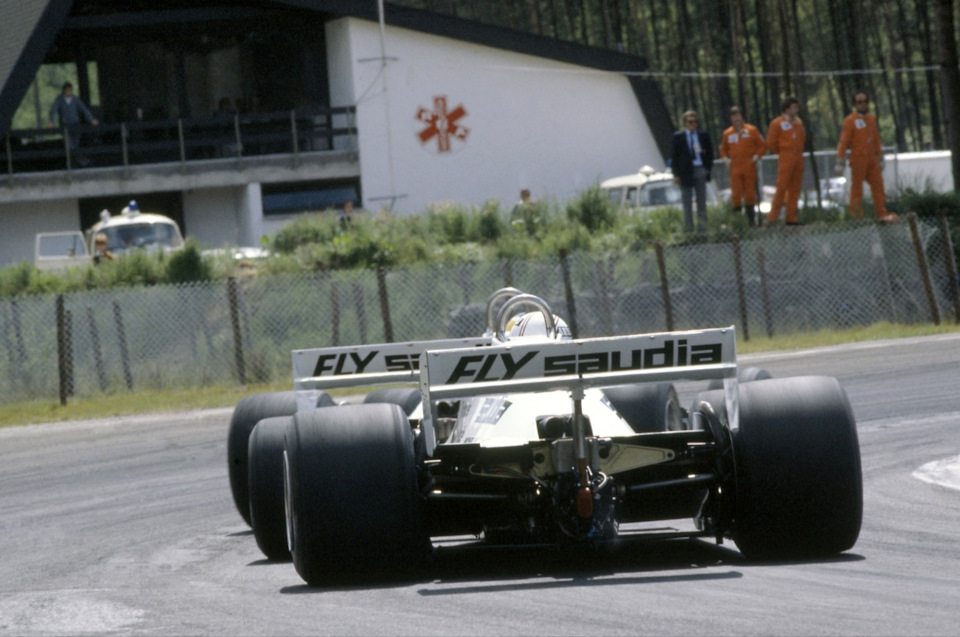 Карлос Ройтеманн преследует своего напарника по команде Алана Джонса (оба на Williams FW07C Ford) в ходе Гран При Бельгии ’81.