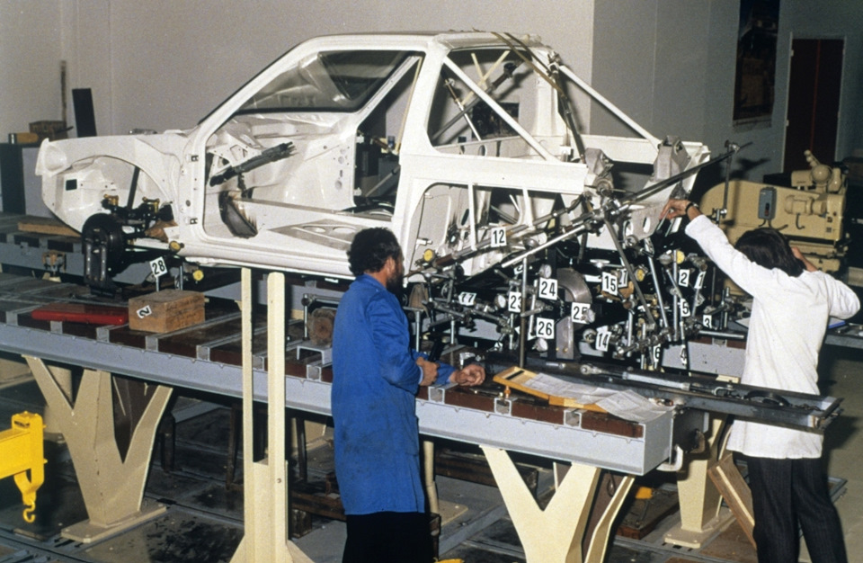 Один из первых прототипов Peugeot 205 T16 во время сборки инженерами Peugeot Talbot Sport в 1983 году.