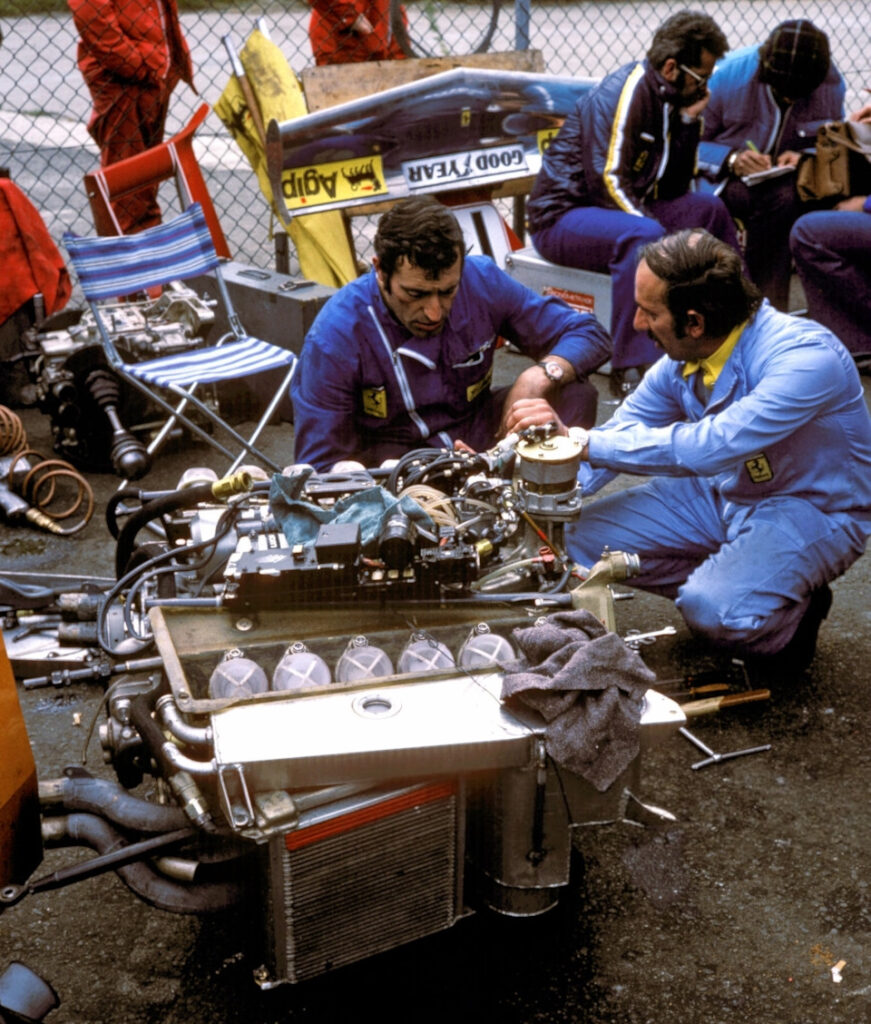 Эрманно Куоджи, механик Ники Лауды (слева), с коллегой возле двигателя Ferrari 312B образца сезона ’75.