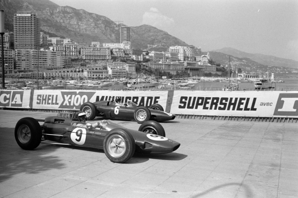 Джим Кларк (#9, Lotus 25 Climax) против Грэма Хилла (#6, BRM P578) на Гран При Монако ’63.