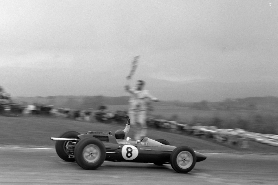 Джим Кларк на Lotus 25 Climax побеждает в Гран При США ’62.