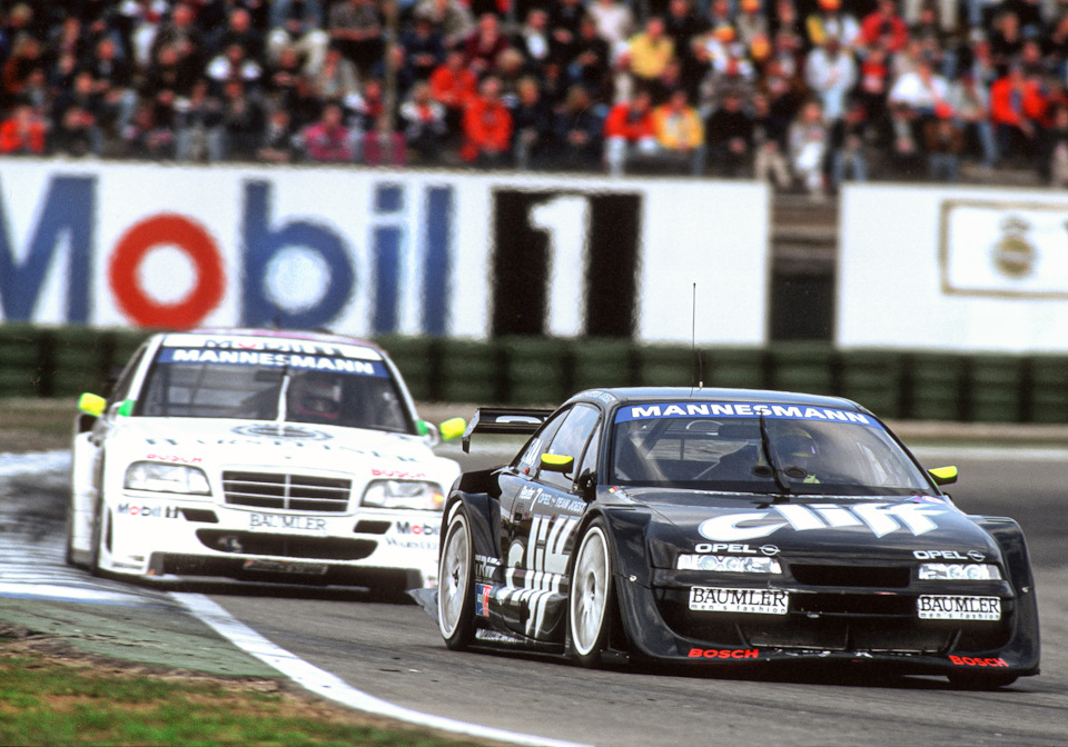 Мануэль Ройтер на Opel Calibra V6 4×4 впереди Яна Магнуссена на Mercedes-Benz C-Class V6 в ходе весеннего этапа ITC ’96 в Хоккенхайме.