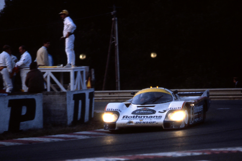 Харли Хэйвуд (выступал в экипаже с Верном Шуппаном и Элом Холбертом) ведёт Porsche 956 к победе в «24 часах Ле-Мана» ’83.
