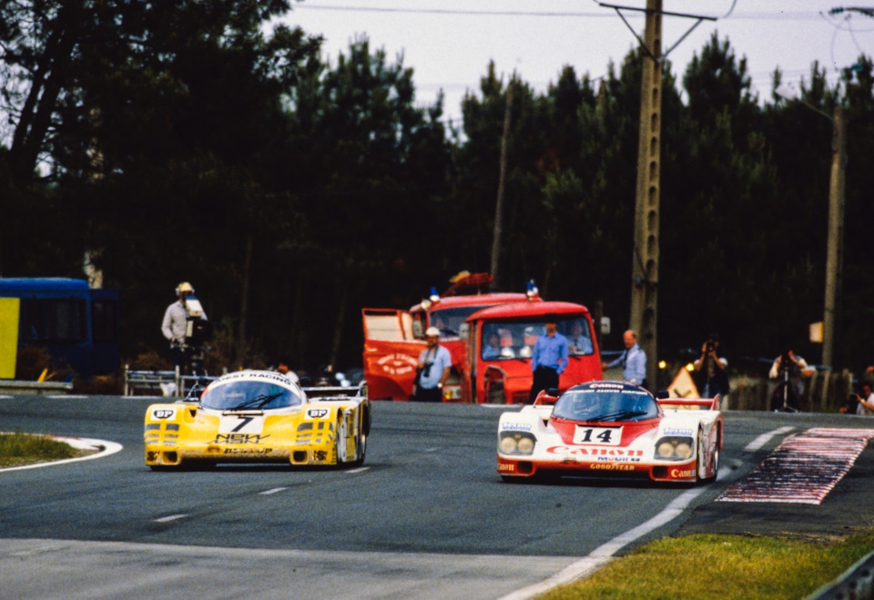 «24 часа Ле-Мана» ’84. Клаус Людвиг (#7, Porsche 956B, выступал в экипаже с Анри Пескаролло) против Джонатана Палмера (#14, с Яном Ламмерсом, Porsche 956).