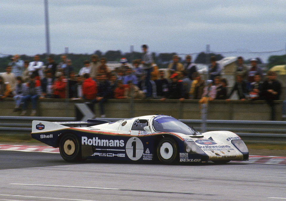 Ханс-Йоахим Штук на Porsche 962C (выступал в экипаже с Дереком Беллом и Элом Холбертом) в ходе победных «24 часов Ле-Мана» ’86.