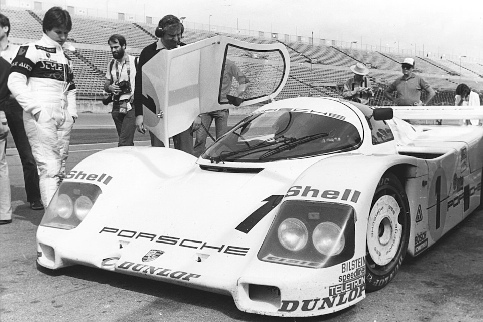 Марио Андретти за рулём Porsche 962 на тренировках «24 часов Дейтоны» ’84. Рядом Майкл Андретти и Норберт Зингер.