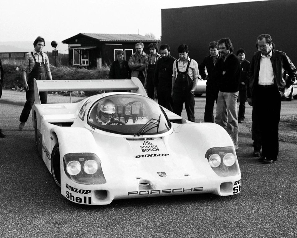 Юрген Барт выводит Porsche 956 на первые тесты.