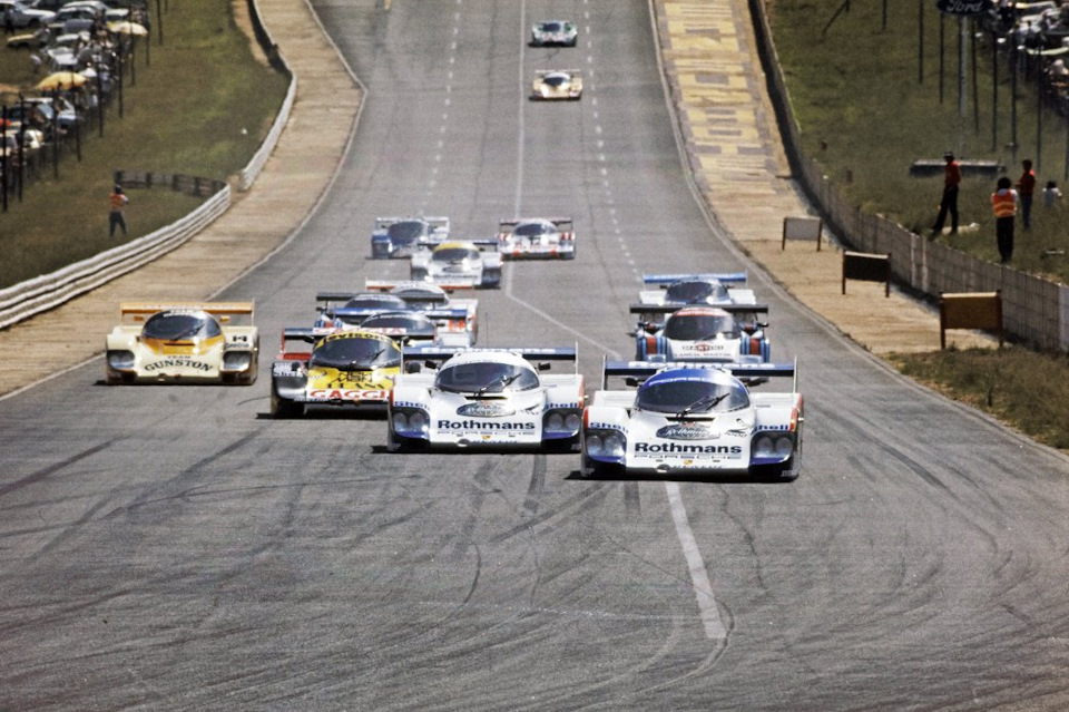 Старт «1000 км Кьялами» ’83. Впереди автомобиль экипажа Беллоф/Белл (#2) следом Масс/Икс (#1), Грано/Грос/Сигала/Штук (#35), Ламмерс/Палмер (#14, все на Porsche 956) и Патрезе/Наннини (#4, Lancia LC2).