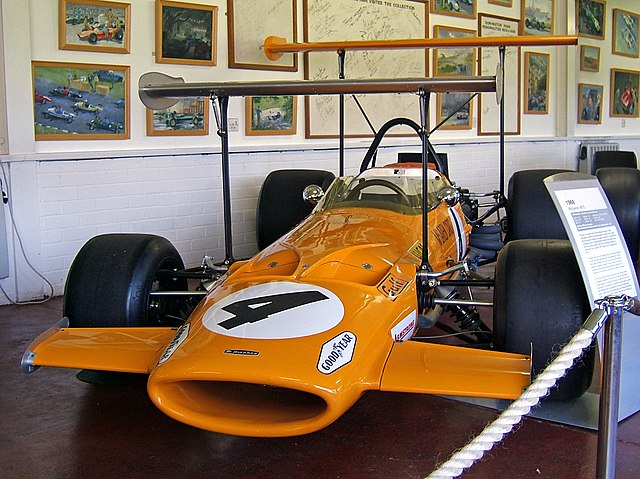 McLaren M7C 1979 года. Обратите внимание на «верхние» антикрылья