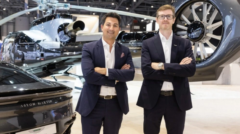 Фредерик Лемос из ACH (слева) и Марек Райхман, вице-президент и главный креативный директор Aston Martin, анонсируют новую серию на выставке EBACE в Женеве