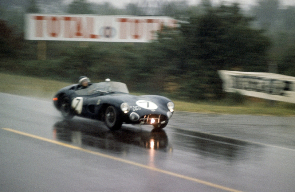 Джим Кларк (выступал в экипаже с Роем Сальвадори и резервным гонщиком Джоном Уайтмором) ведёт Aston Martin DBR1 к третьему месту в «24 часах Ле-Мана» ’60.