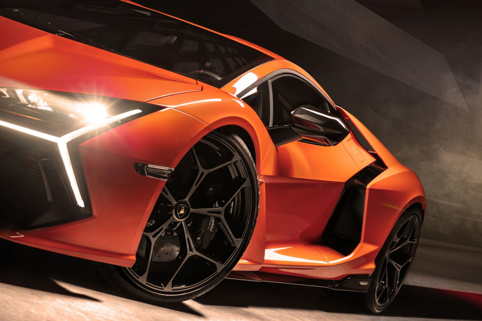 Lamborghini Revuelto — не просто суперкар, это объявление войны конкурентам своего сегмента и законам Ньютоновской физики.